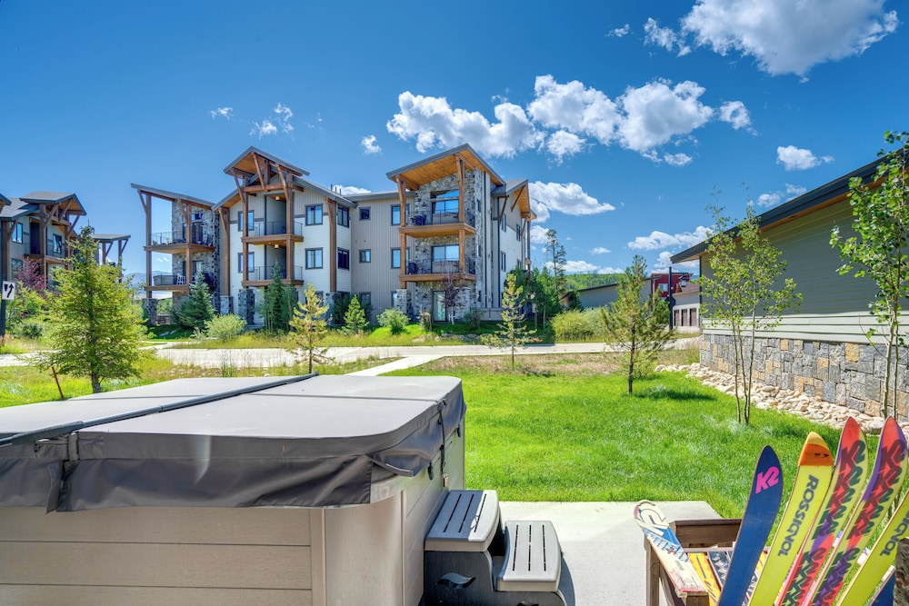 Modern Elk Creek Condo w/ Hot Tub & Heated Floors