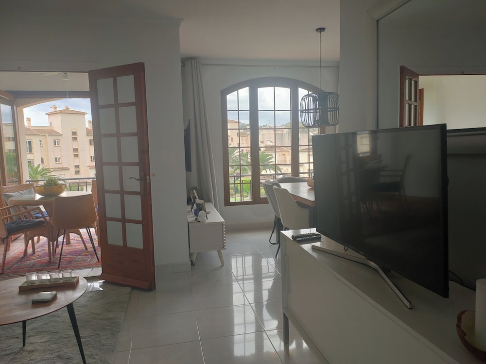 Apartment - Sleeps 4 - Pool - Balcony - Parking