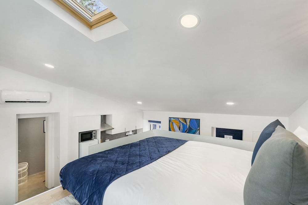Urban Escape: 1-Br W/Mezzanine Near Campo Ourique
