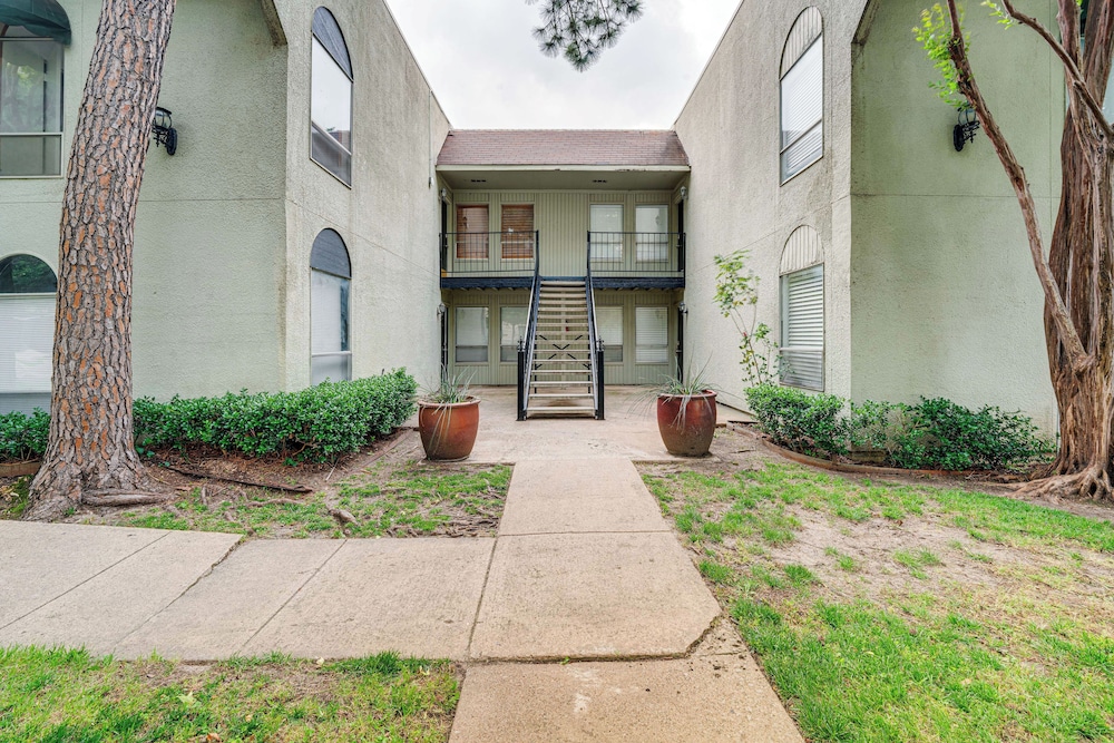 3 Mi to Dtwn Dallas: Condo w/ Walkable Location!