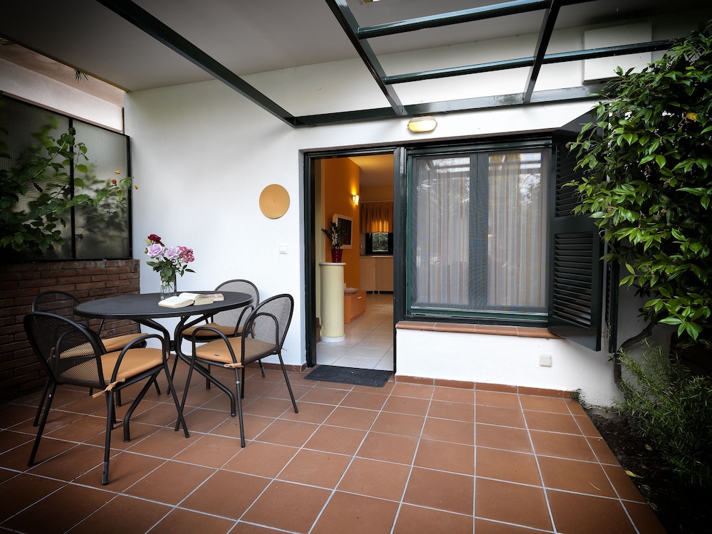 Elia Apartments