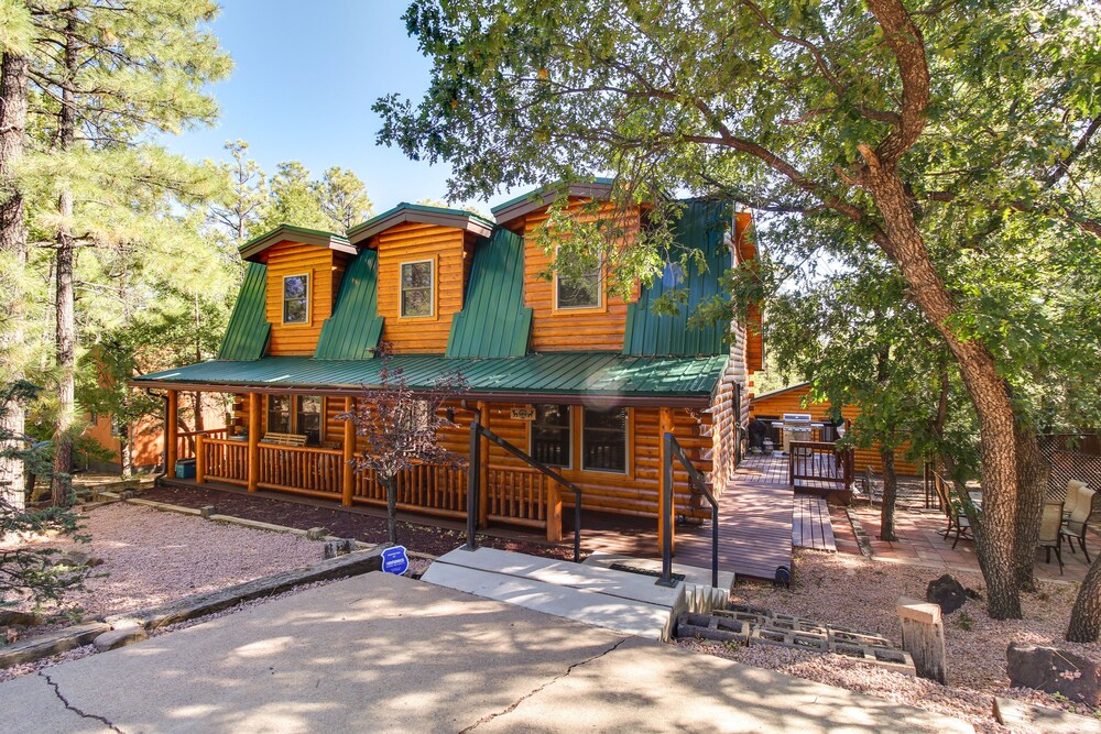 Hot Tub + Decks: Sherwood Forest Cabin