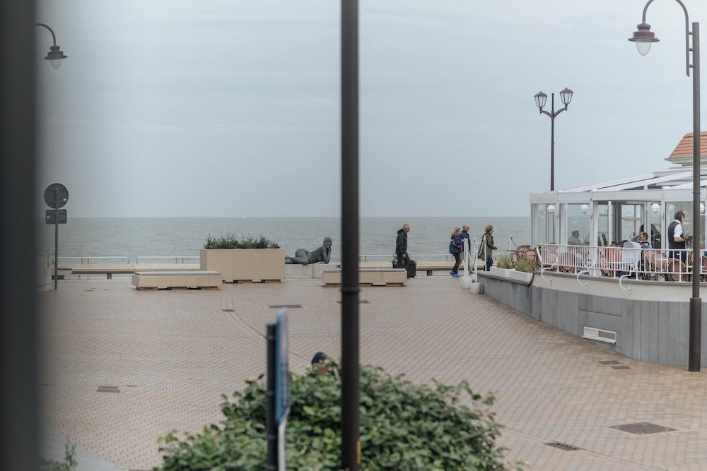 Seaview Apartment in De Haan for two