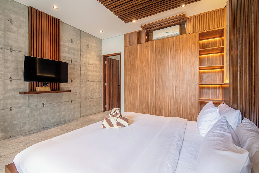 Modern 4BR Canggu Retreat Just 8mins to the Beach