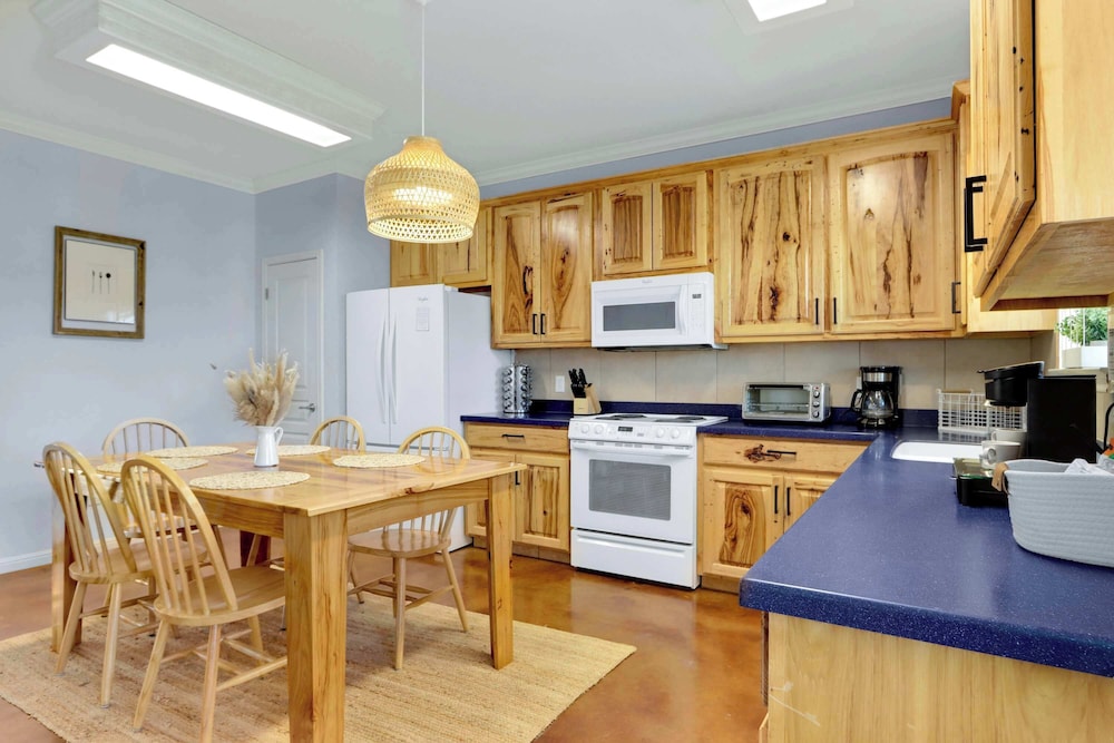 Amazing Lakefront Escape - A Stunner For Sleeps 14