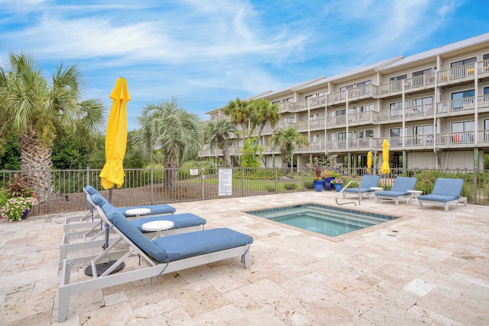 2 Condos, Steps to the Beach Pool+hot Tub, Balcony Lounge Triton & Sea Haven