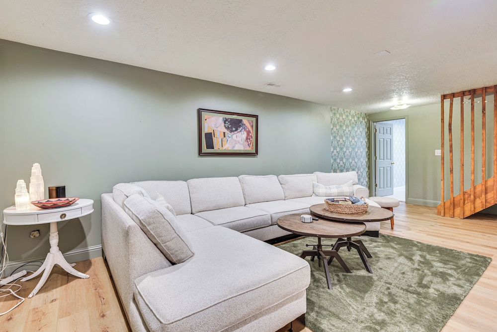 Ski, Hike & More: Homey Huntsville Retreat!