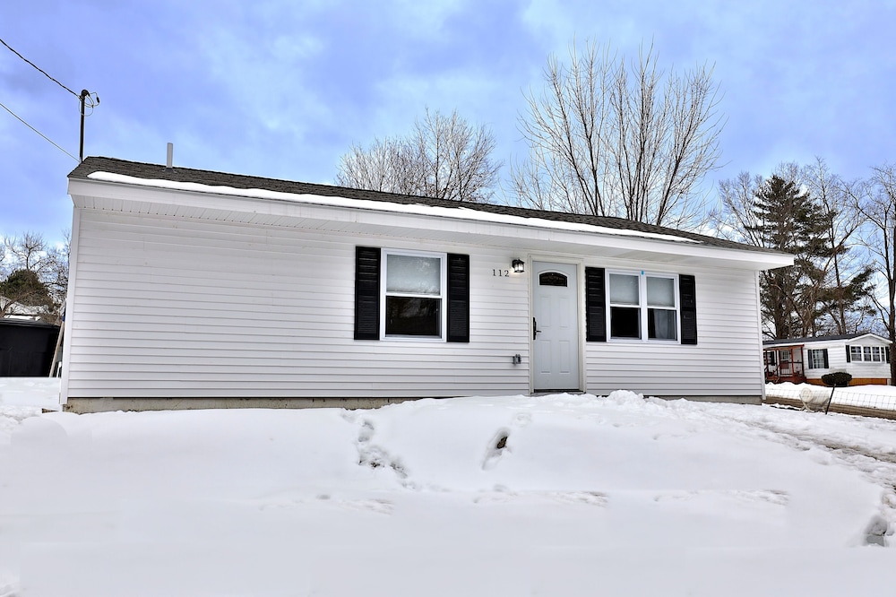 Rutland Vacations - Rutland's Hidden Gem: 2 Br/1ba Renovated Home Close To Everything 2 Bedroom Home - Property Image 3