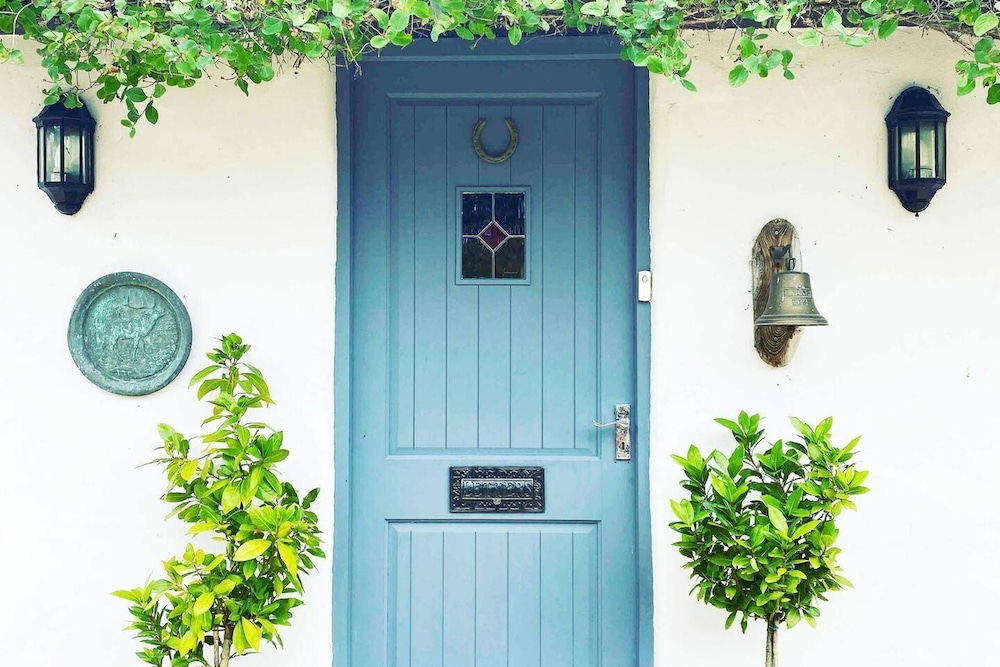 5-bed Home - Sleeps 12, Pool, Garden & Play Area