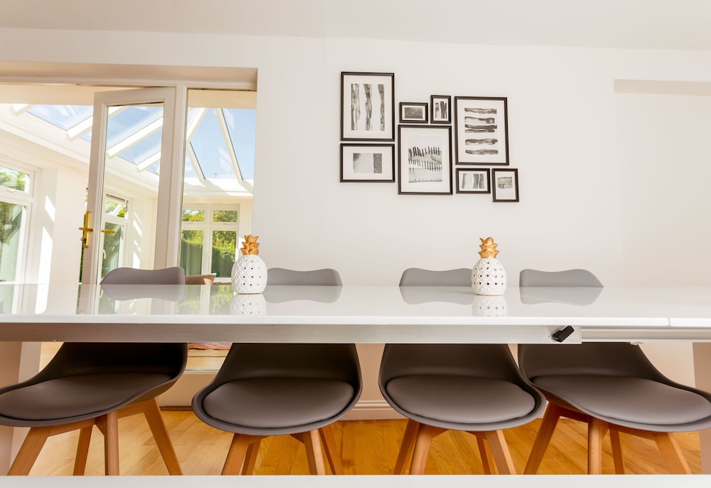 The Queen Edith Place - Lovely 6BDR Home in Secluded Neighbourhood