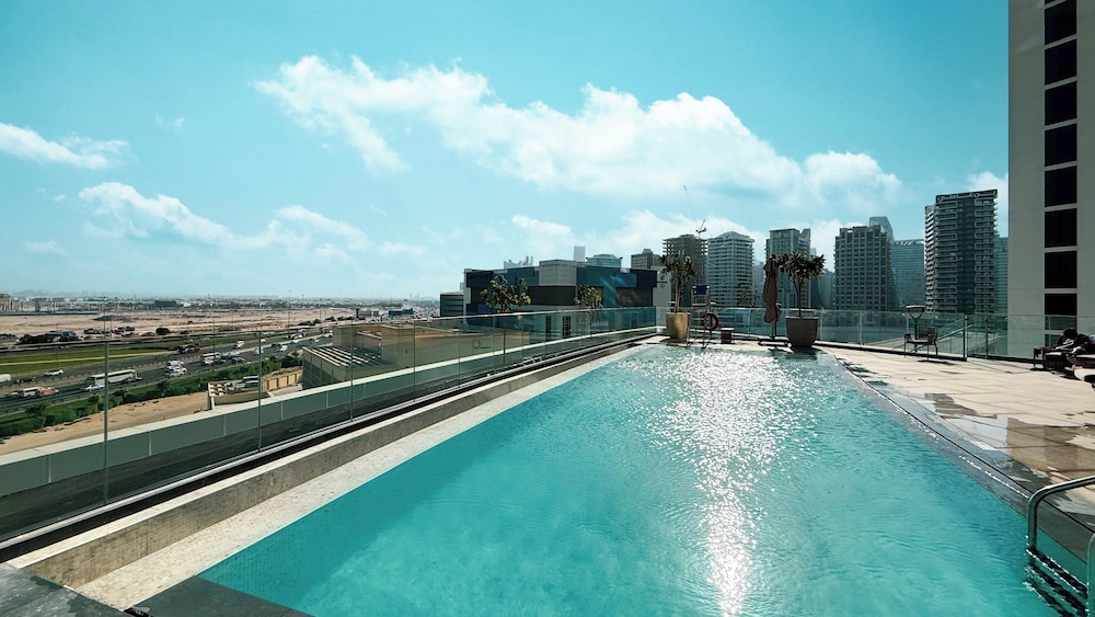 Nobles Suites by Hostiva - City View