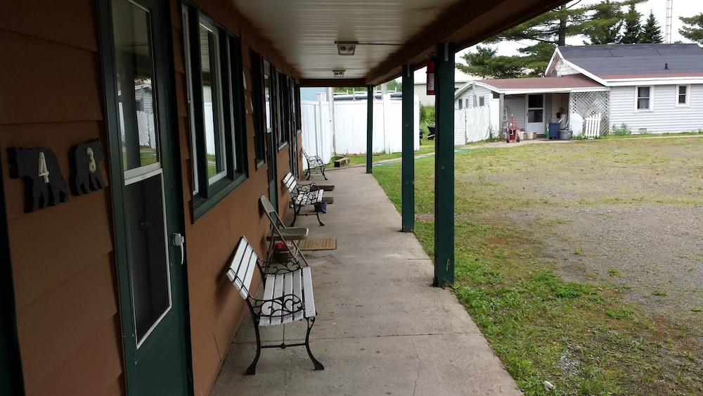 Bear Paw Inn
