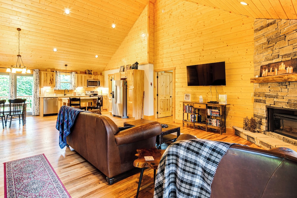 Secluded, Private! Forested Hendersonville Retreat