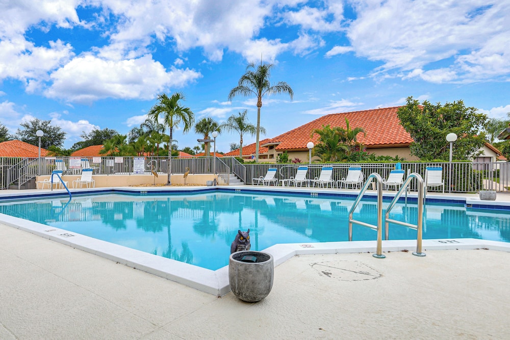 8 Mi to Stuart Beach: Home w/ Pool Access!