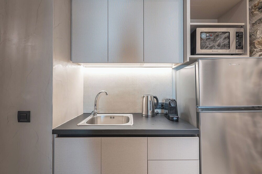 Apollonos 28 Luxury Suites