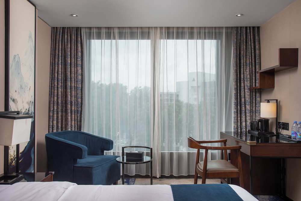 CNHOL RADIENT HOTEL