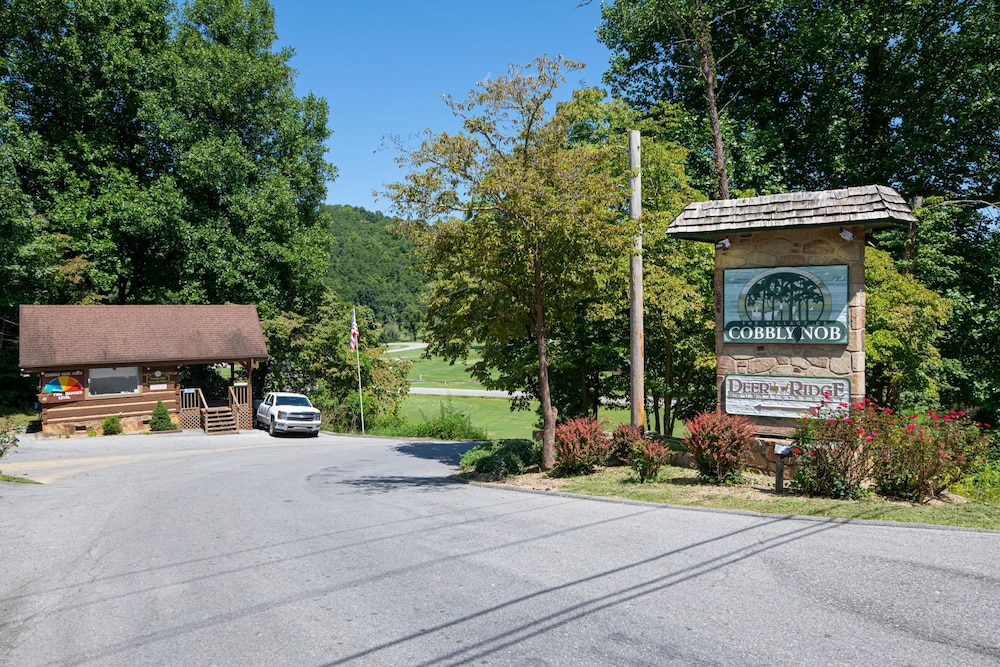 Gatlinburg Condo King Bed Pool Mountain Views