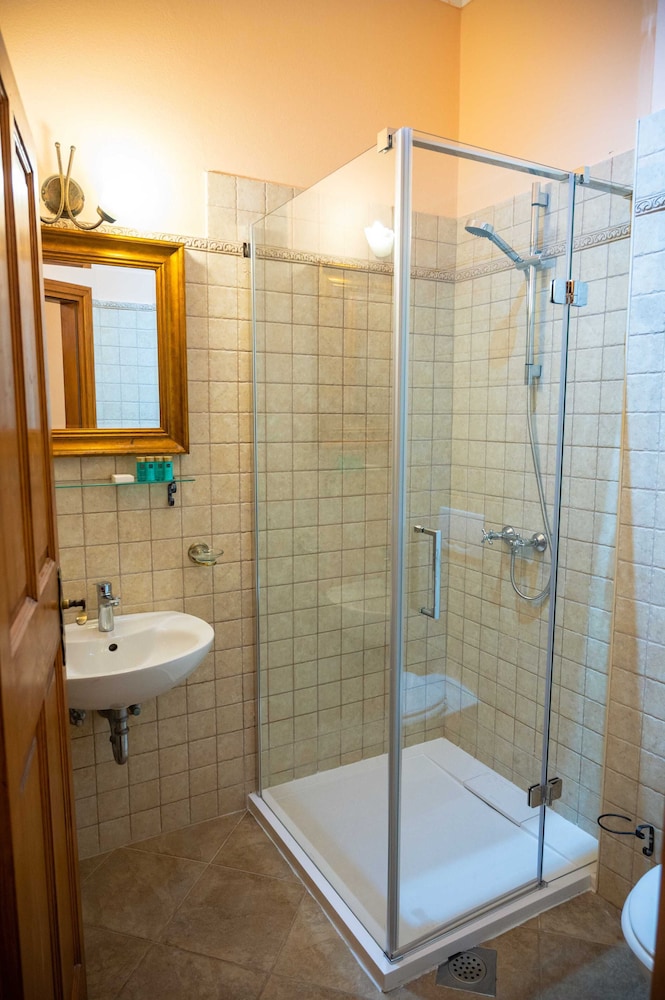 Amoret Apartments