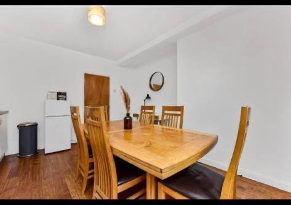 4 Bed Flat - Sleeps 10 - Pets - Parking