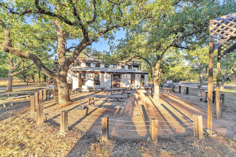 Tranquil Retreat W/hot-tub 10-mins to Downtown!