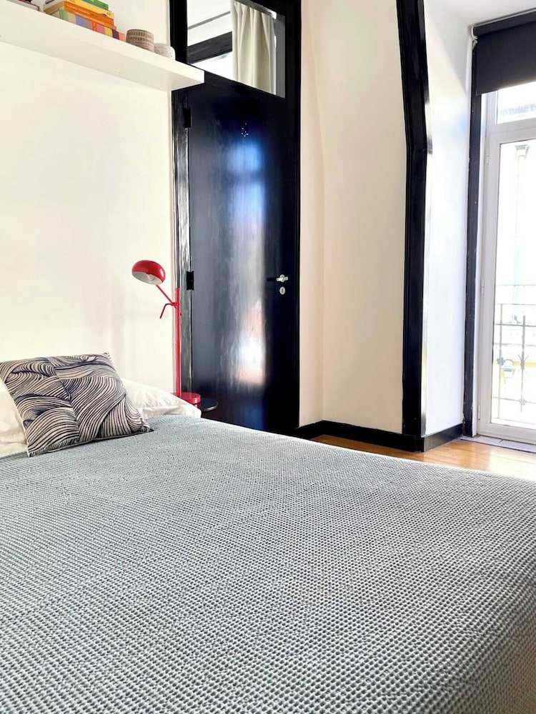 Central Hidden Gem, Rustic Modern 2 Bedroom Flat
