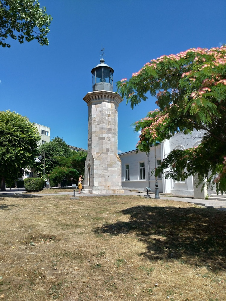 Appartment 3 Rooms, Splendid Position, 1 Minut of Walk to the Black Sea
