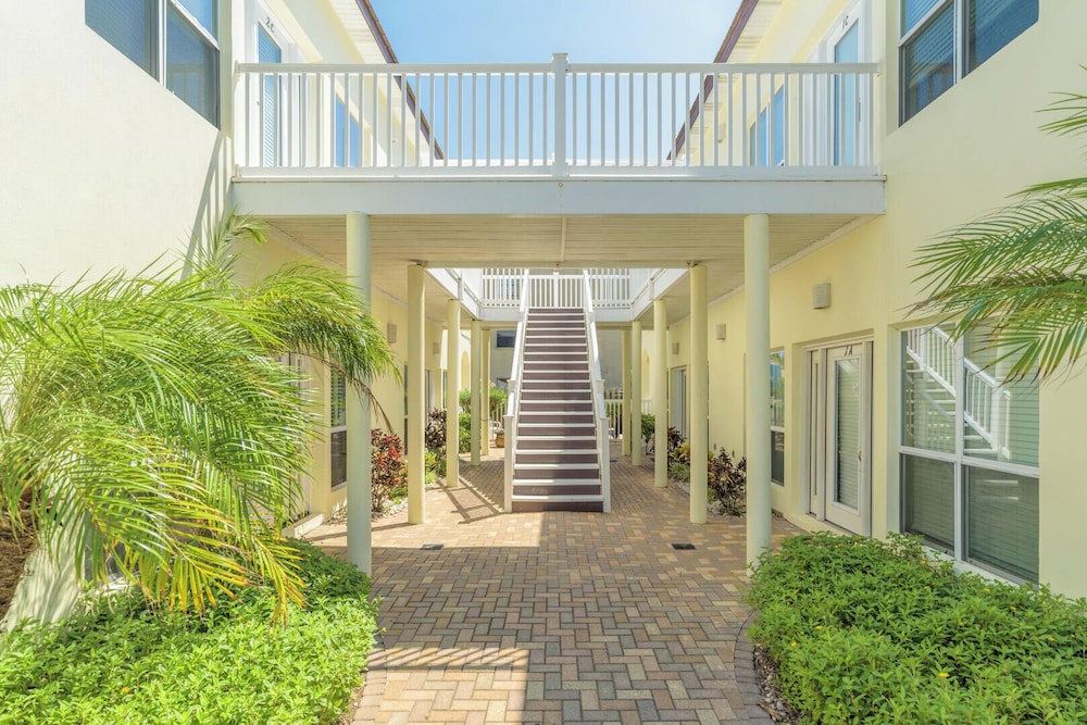 Spacious Ground Floor Condo With Semi-private Pool, 1 Block to Beach view 3