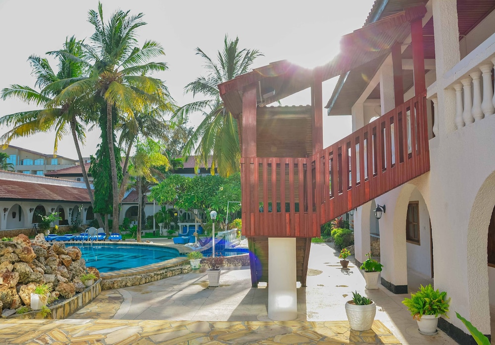 Best Western Jangwani Sea Breeze Hotel