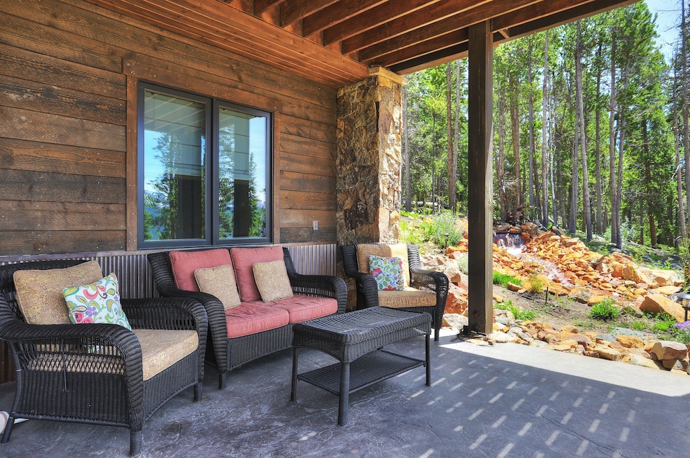 Three Sisters Lookout 5 Bedroom Home