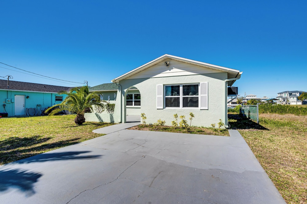 2 Mi to Beach: Canal-front Home in Hernando Beach