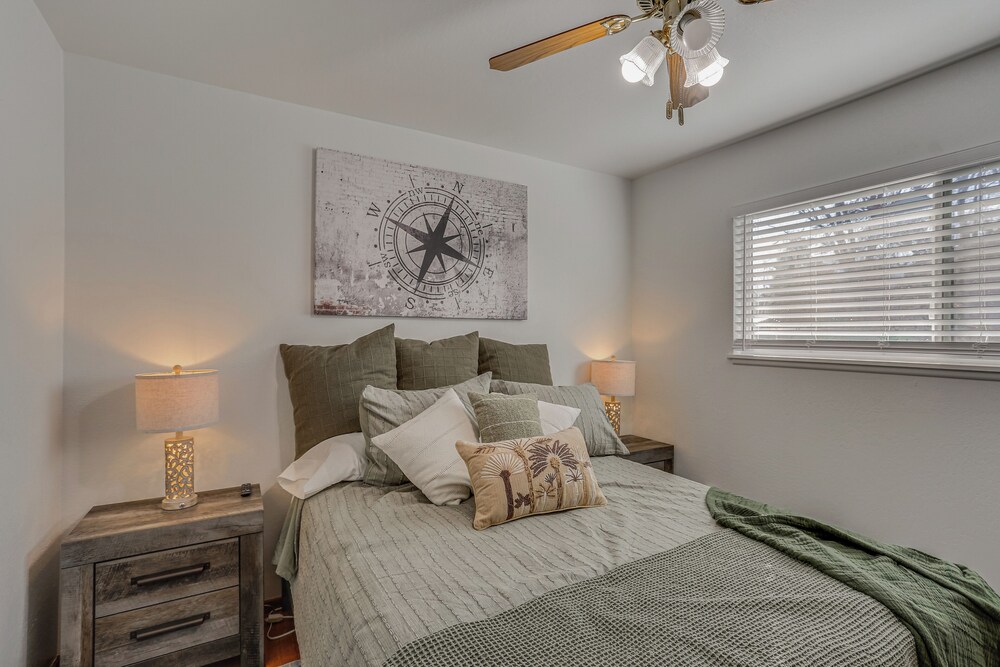 11 Mi to Burney Falls: Charming Home w/ Fireplace