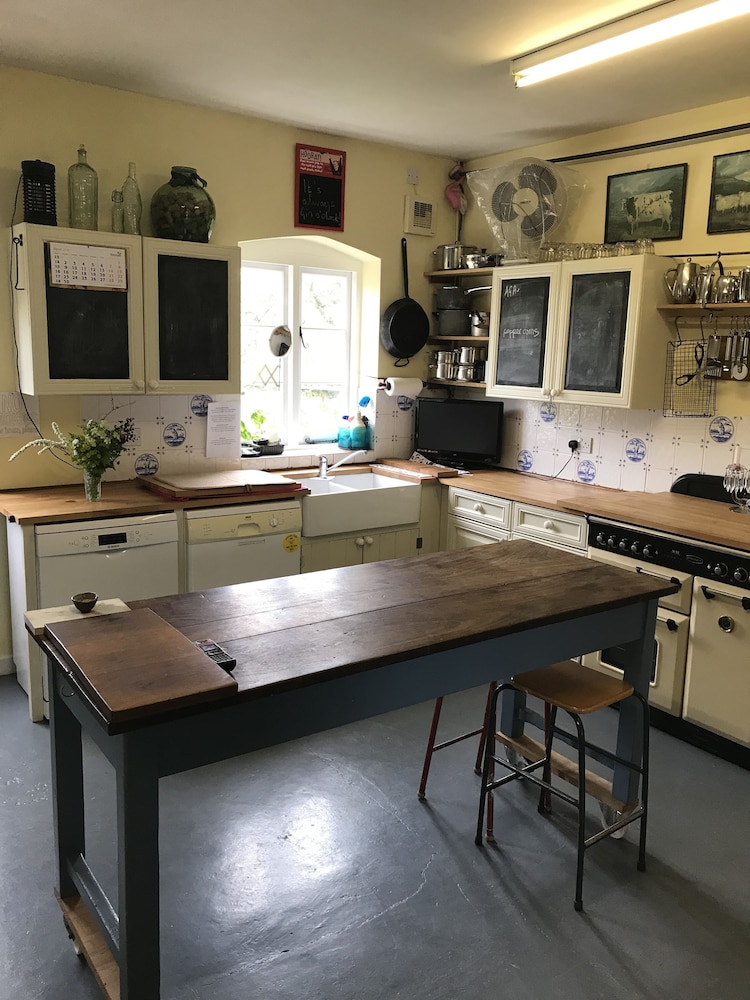Lower Buckton Country House - Sleeps 12