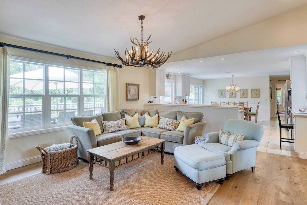 Glen Ellen Escape 5BR Retreat w/ Pool, Hot Tub, Hammocks & Vineyard Views
