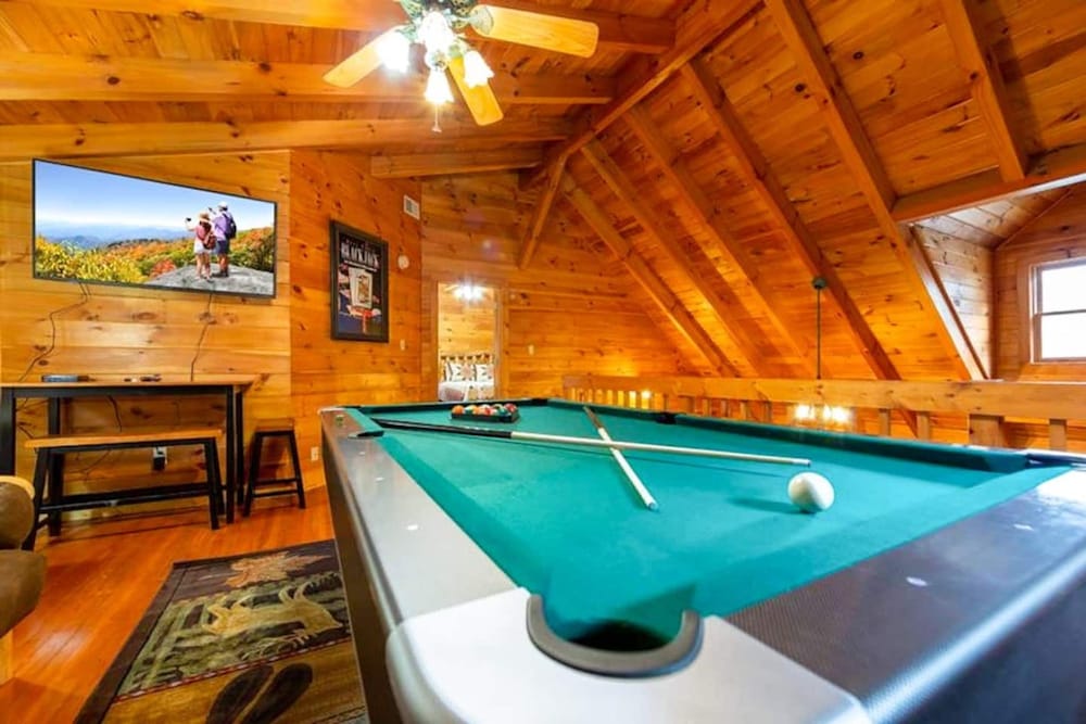 Pigeon Forge Cabin Game Room Dog Friendly Hot Tub