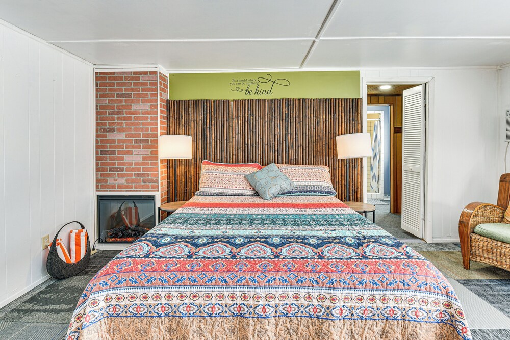 Fort Walton Beach Studio w/ Shared Pool & Patio!