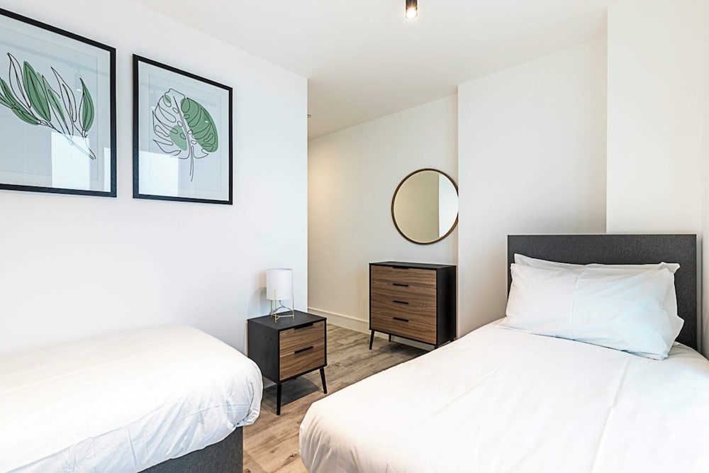 Bright North Acton Flat With City View photo 5