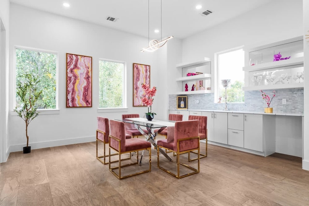 Perfect Houston Group Stay for 12 With 6 Beds 6 Baths