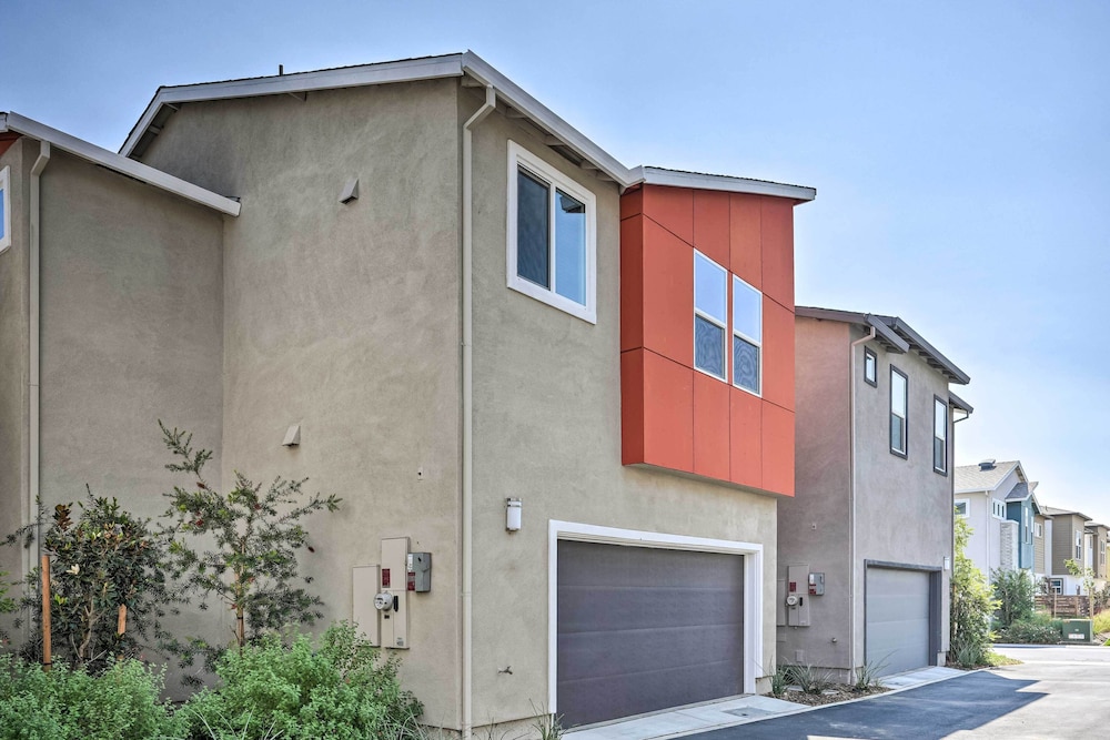 Pet-friendly Elk Grove Retreat w/ Balcony! view 3