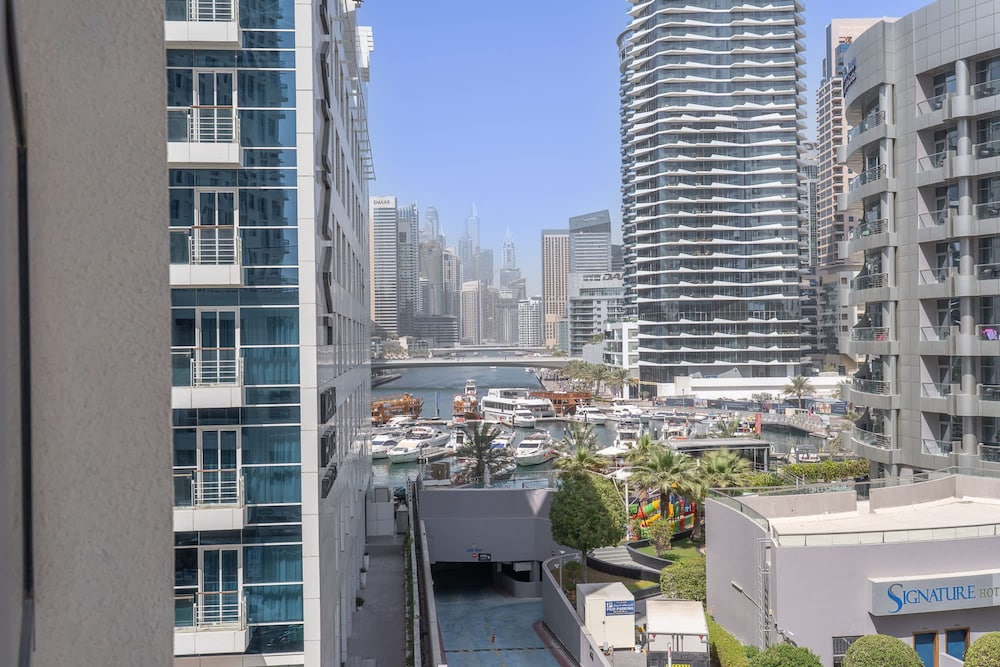 Lovely and Spacious 1BR in DEC Tower Near Marina Walk
