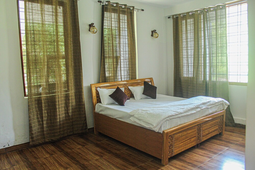 GoBravo 16 3BHK Farm with Pool & Lawn Sec150 Noida