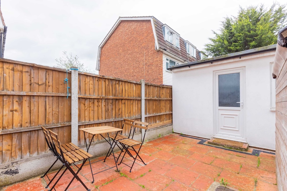 Spacious 4BD Home, Near Excel London!