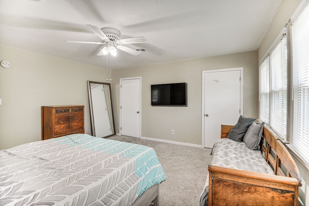 Pet-friendly Virginia Beach Abode w/ Deck & Grill! view 2