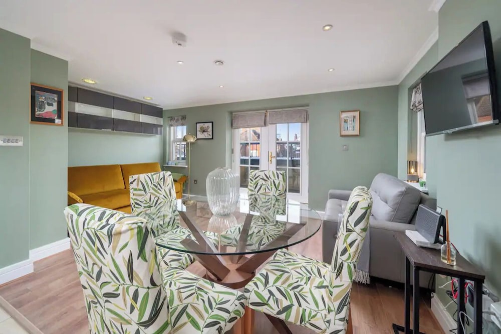 Designer 1 Bed Flat Barons Court Sleeps 4, Balcony