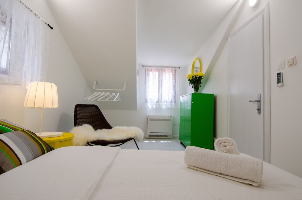 Apartments & Rooms Tiramola