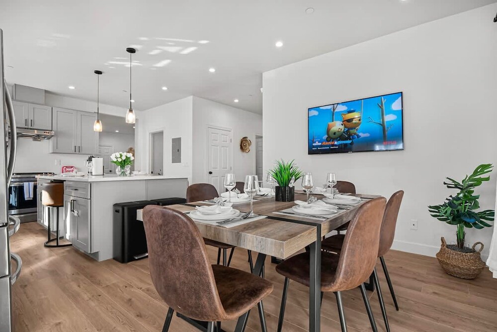 Massive 8BR Home in Hayward With AC Free Parking