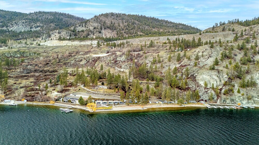 Shoreline Escape. Suite on the Lake