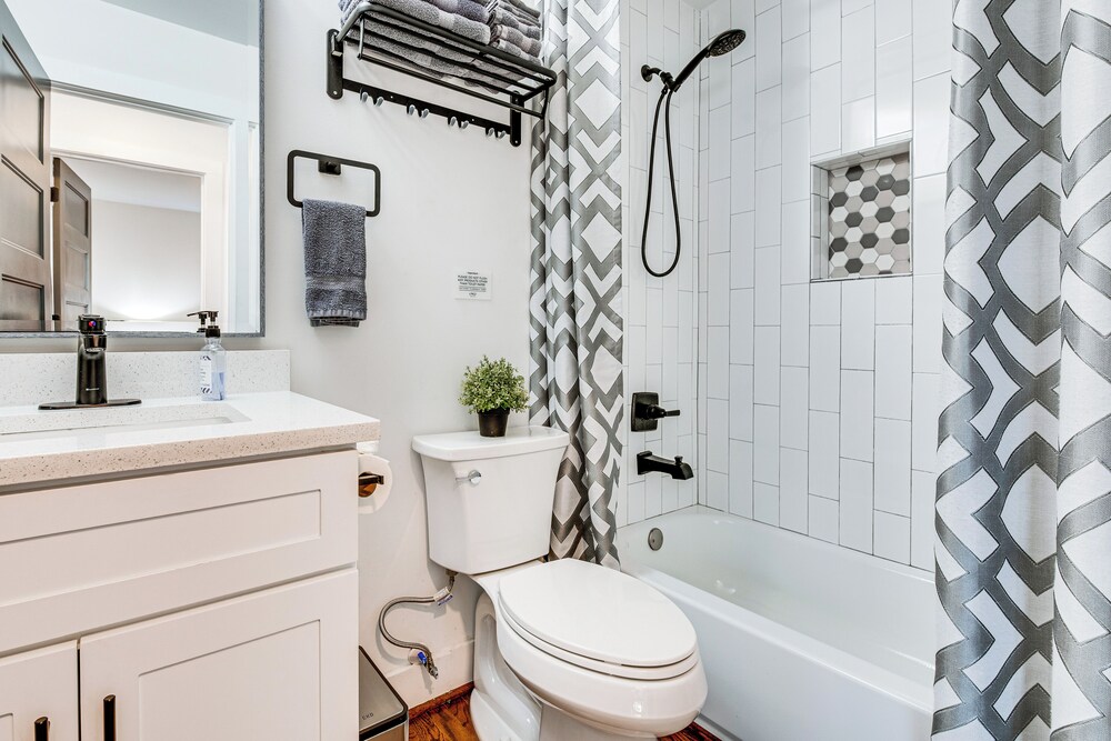 7 Mi to Dtwn Atlanta! Lovely Home w/ Backyard