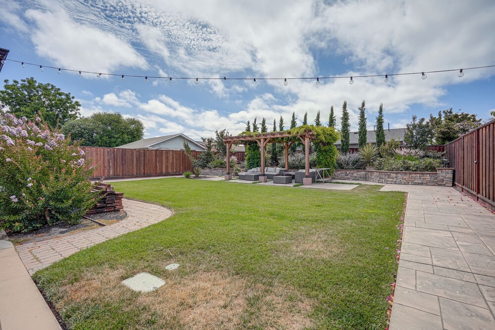 Private Zen Garden + Fireplace: Chic Hayward Oasis