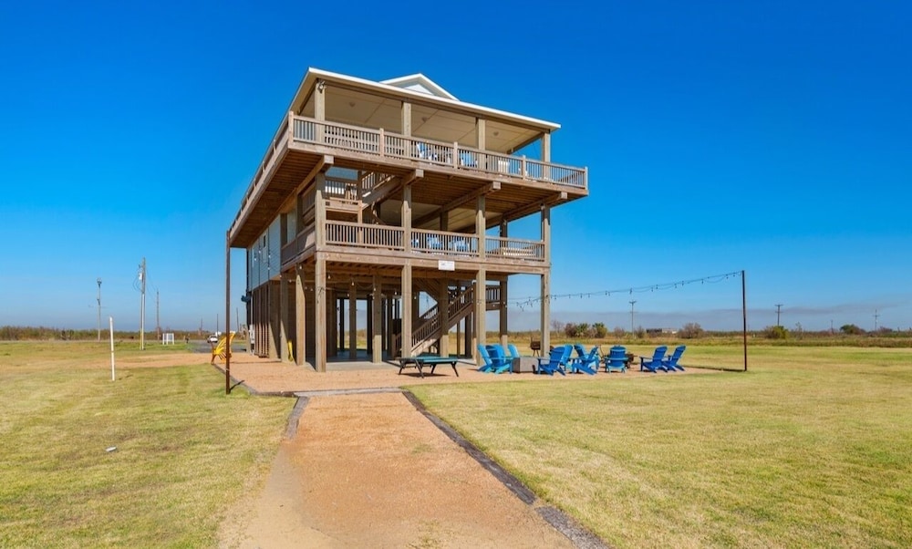 Deja Blue 5 Bedroom Home by RedAwning