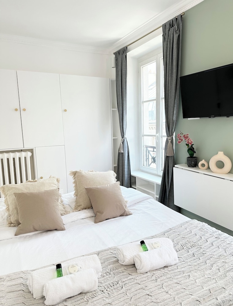 1586 Hauteville